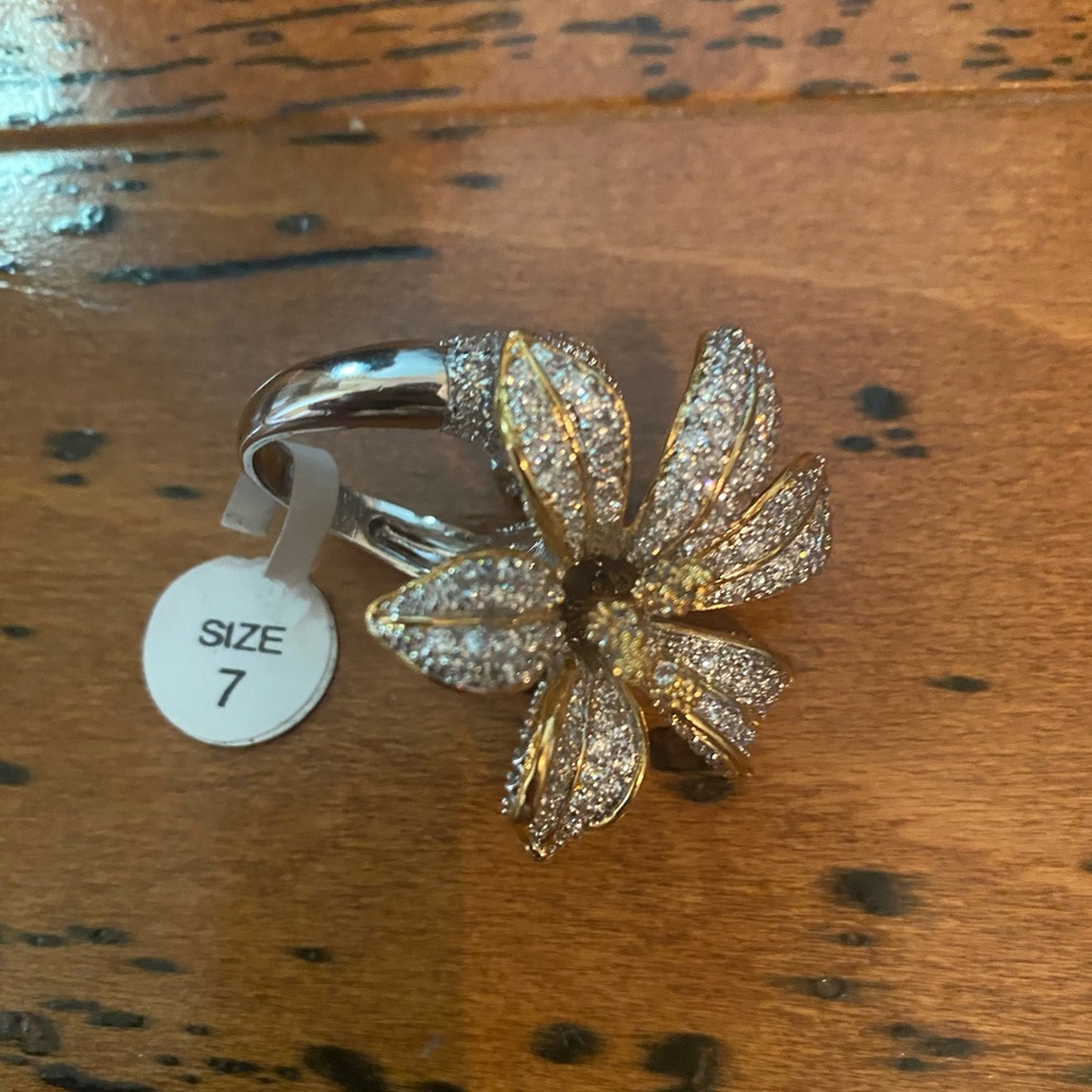 Noir sz 7 Gold plated/brass Floral Ring